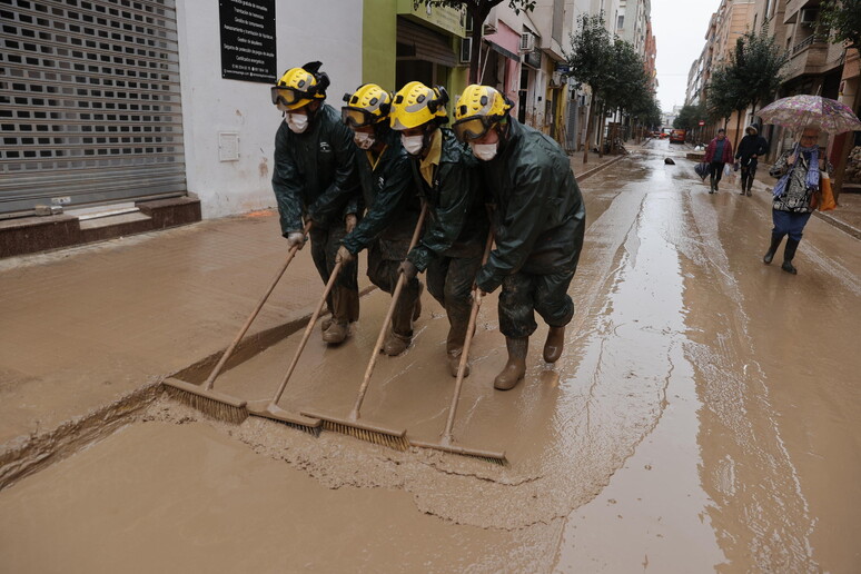 Vigili del fuoco in azione a Malaga © ANSA/EPA