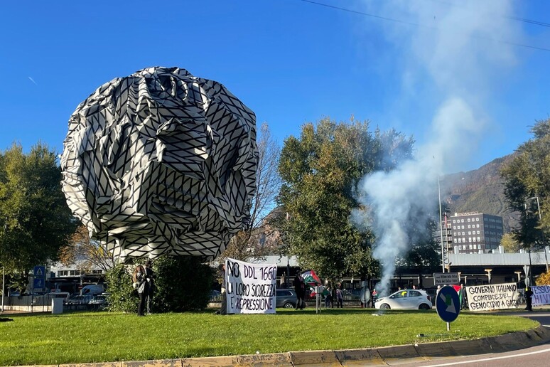 - RIPRODUZIONE RISERVATA