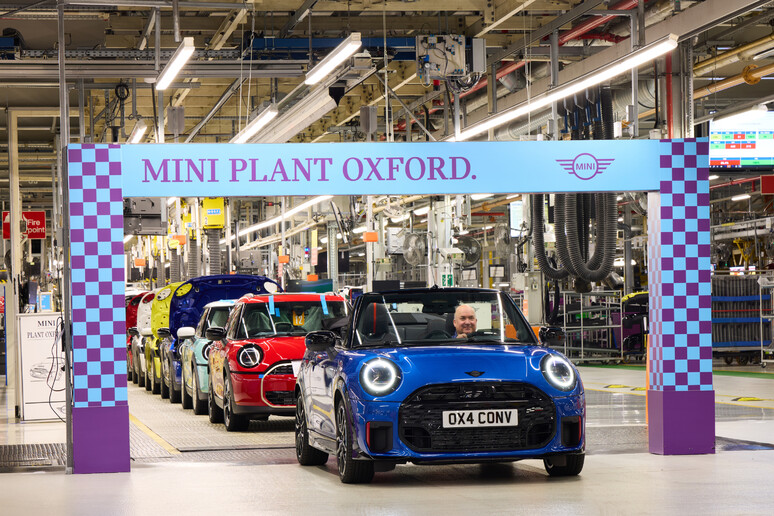 Mini Cooper Cabrio, prodotto a Oxford il primo esemplare - RIPRODUZIONE RISERVATA