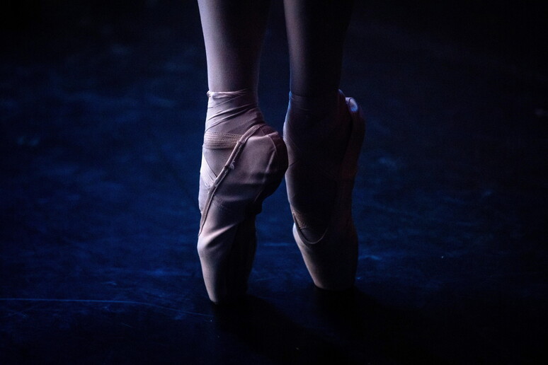 Una ballerina sulle punte © ANSA/EPA