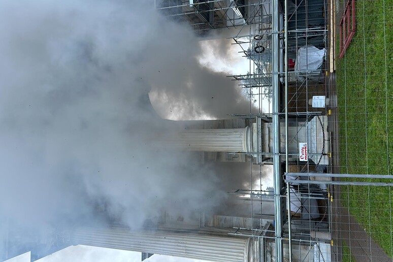 Arco della Pace, a fuoco i materassi dei clochard: fiamme e fumo visti fino al parco Sempione - RIPRODUZIONE RISERVATA