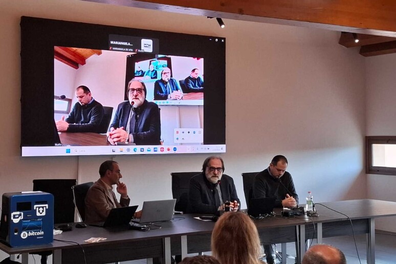 - RIPRODUZIONE RISERVATA
