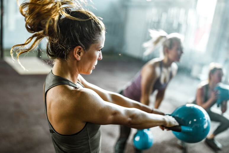 Una donna fa esercizi con i pesi. foto iStock. - RIPRODUZIONE RISERVATA