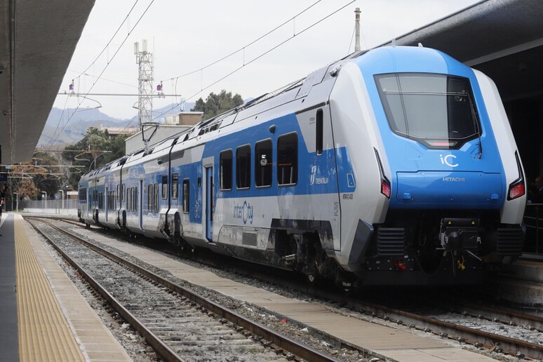 Guasto alla linea, circolazione treni Milano-Genova sospesa - RIPRODUZIONE RISERVATA