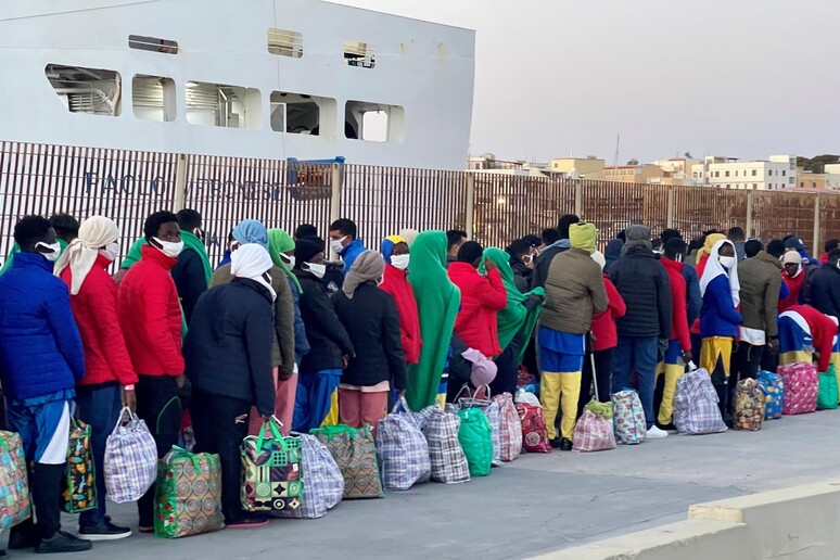 Migranti: ancora sbarchi e trasferimenti da Lampedusa - RIPRODUZIONE RISERVATA