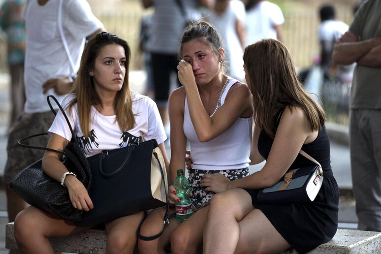 Ragazze alla fermata di un autobus - RIPRODUZIONE RISERVATA