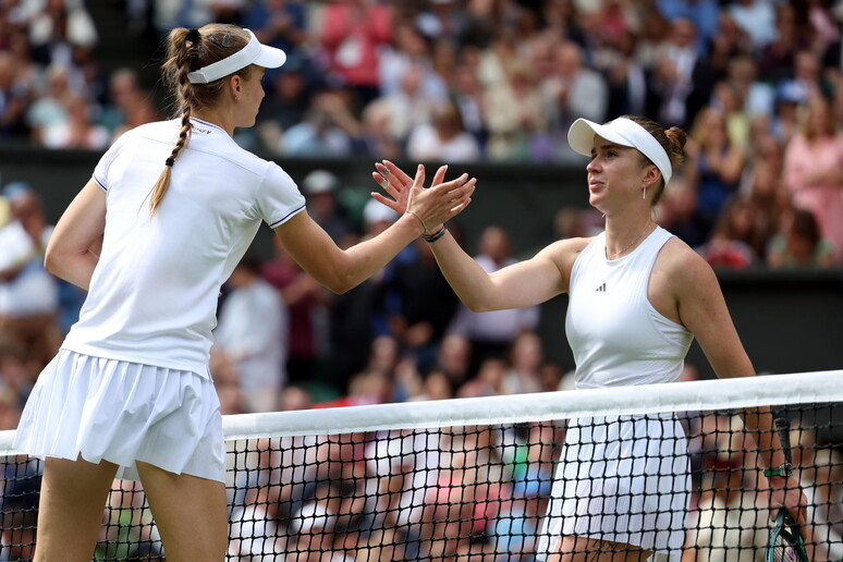 Wimbledon: Rybakina in semifinale, stretta di mano con Svitolina © ANSA/EPA