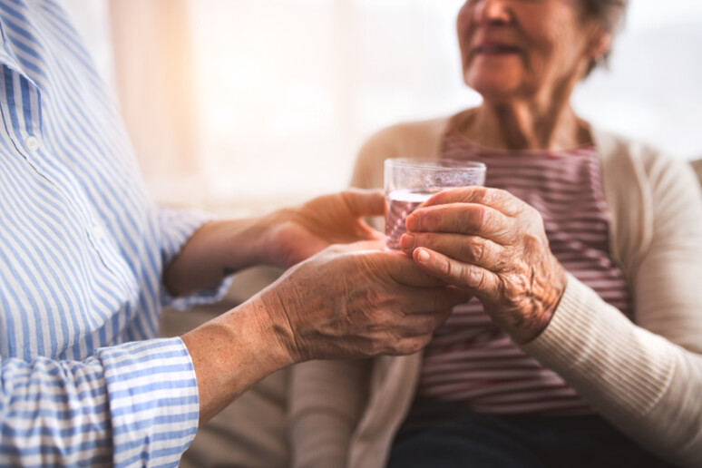 Gli anziani non bevono abbastanza acqua. Attestazione:Halfpoint - iStock - RIPRODUZIONE RISERVATA