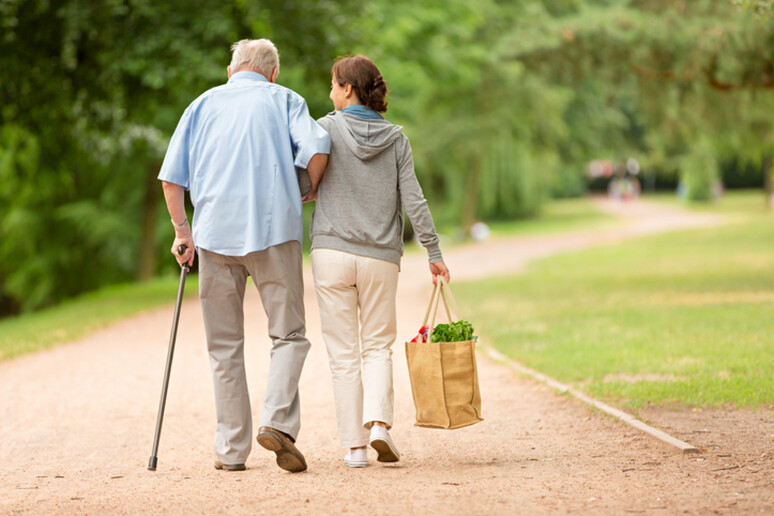 Tra rinunce e solitudine, 8 milioni di caregiver familiari - RIPRODUZIONE RISERVATA