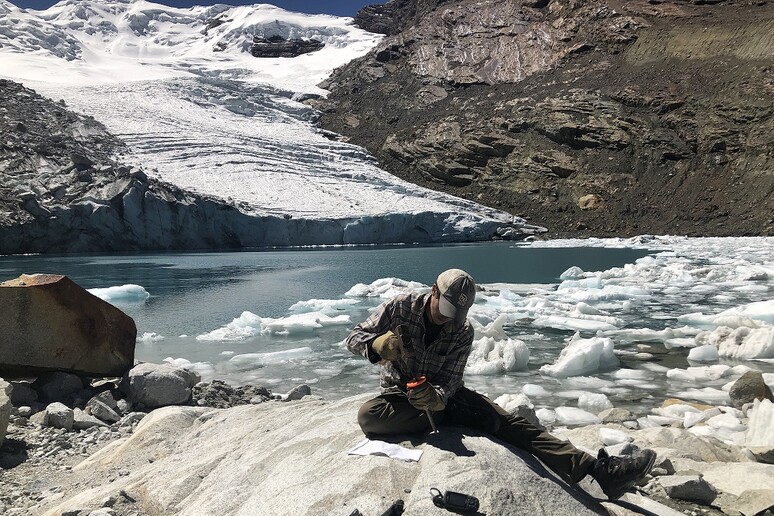 Un ricercatore raccoglie campioni di roccia al ghiacciaio Queshque in Perù (fonte: Emilio Mateo, Aspen Global Change Institute) - RIPRODUZIONE RISERVATA