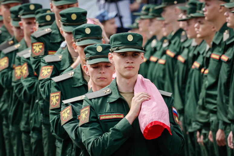 Soldati russi durante il National Flag Day © ANSA/EPA