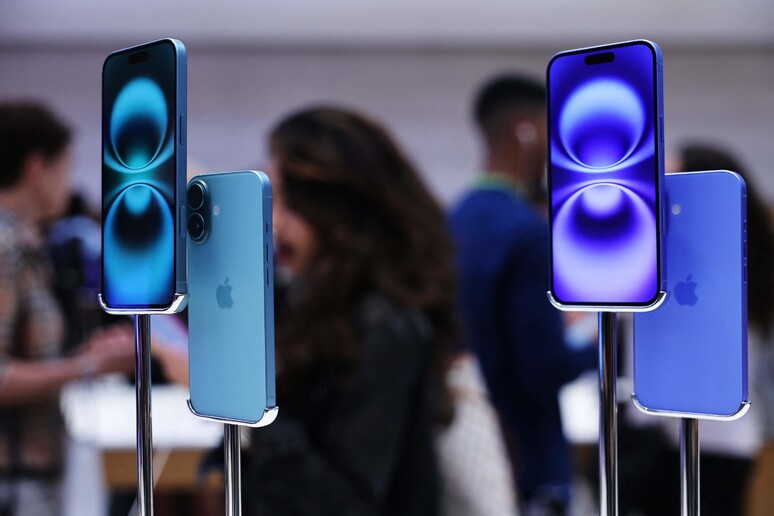 Apple offre un milione a chi riesce a violare i server di IA © ANSA/Getty Images via AFP