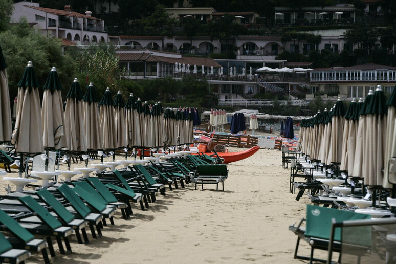 Una spiaggia all 'Elba - RIPRODUZIONE RISERVATA