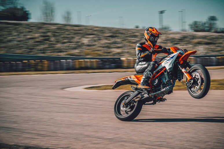 KTM ha svelato le nuove 125 e 390 SMC R 2025 © ANSA/Web