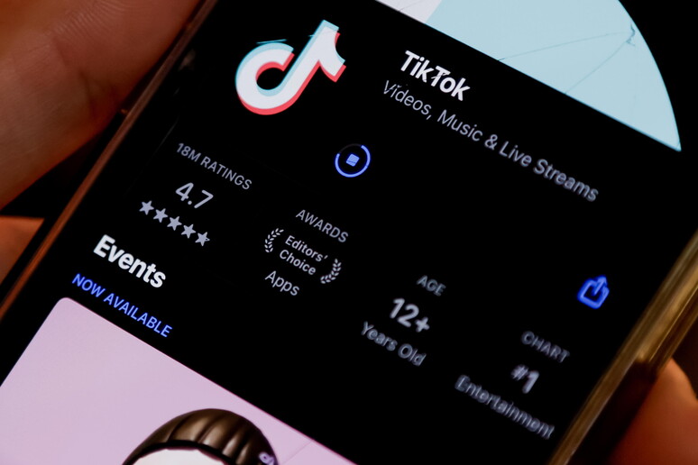 L 'app TikTok © ANSA/EPA