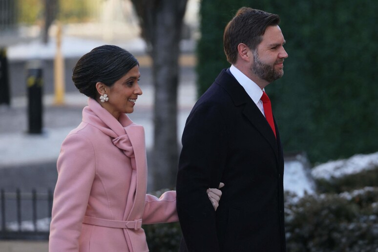 Usha Vance, al suo arrivo allla cerimonia di inaugurazione, insieme al marito, J.D. Vance © ANSA/Getty Images via AFP