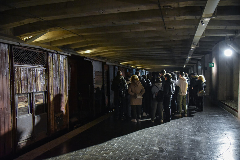 Visite di studenti e scolaresche al Memoriale della Shoah Binario 21 nella settimana del Giorno della Memoria - RIPRODUZIONE RISERVATA