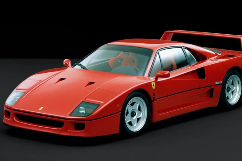 Ferrari F40, la supercar nel giorno di debutto di Hamilton - RIPRODUZIONE RISERVATA