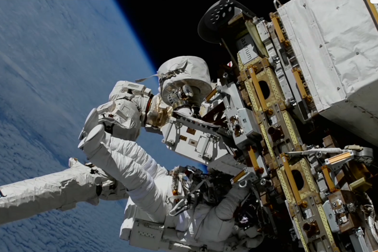 Astronauti al lavoro nella seconda passeggiata spaziale del 2025 (fonte: NASA Live) - RIPRODUZIONE RISERVATA