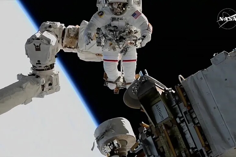 L 'astronauta Sunita Williams della Nasa nella passeggiata spaziale da record (fonte: NASA) - RIPRODUZIONE RISERVATA