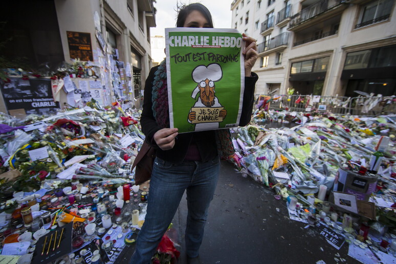 Dieci anni dopo, Charlie Hebdo ricorda il sanguinoso attentato - RIPRODUZIONE RISERVATA