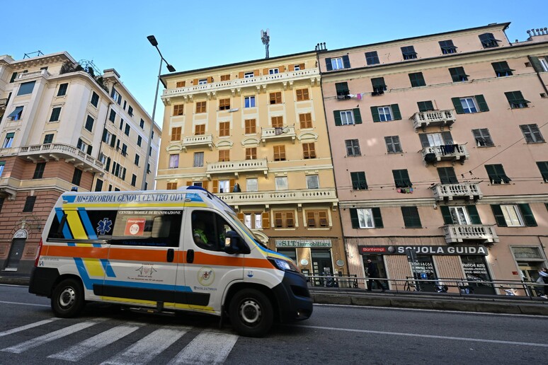 I palazzi di via Cantore dove due sorelle sarebbero cadute dal quarto piano nel cavedio - RIPRODUZIONE RISERVATA