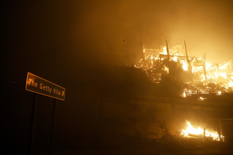 L 'incendio delle Palisades lambisce la Villa Getty © ANSA/EPA