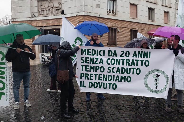 La protesta dei sindacati della sanità privata davanti al ministero della Salute (fonte: Alessandro Balbo) - RIPRODUZIONE RISERVATA