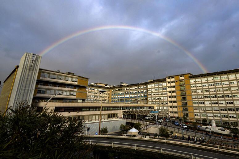 L 'arcobaleno sopra al policlinico Gemelli - RIPRODUZIONE RISERVATA