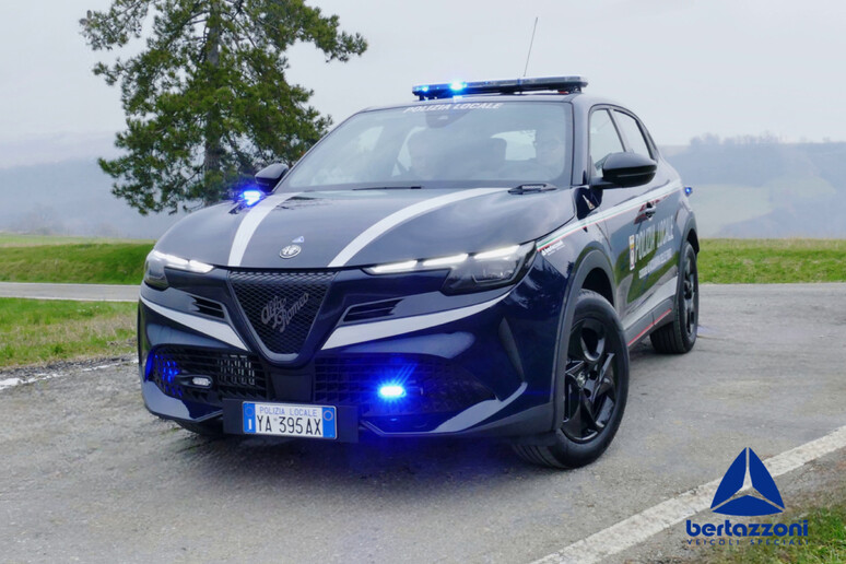 Alfa Romeo Junior veste l 'uniforme della Polizia Locale - RIPRODUZIONE RISERVATA