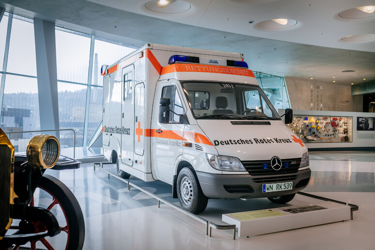 Mercedes Sprinter, in mostra anche un 'ambulanza tedesca speciale - RIPRODUZIONE RISERVATA