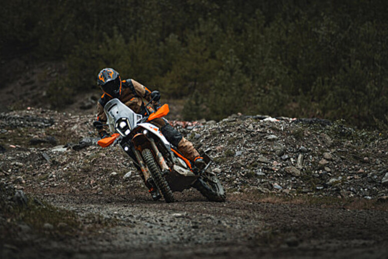 KTM punta sulle piccole 390 Adventure X e R © ANSA/KTM