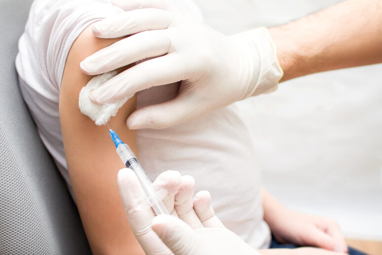 Vaccini, nel 2023 leggero calo tra under 18 soprattutto al Sud - RIPRODUZIONE RISERVATA