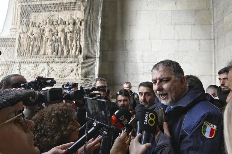 Protesta a Napoli sul bradisismo,  'non vogliamo contare i morti ' - RIPRODUZIONE RISERVATA