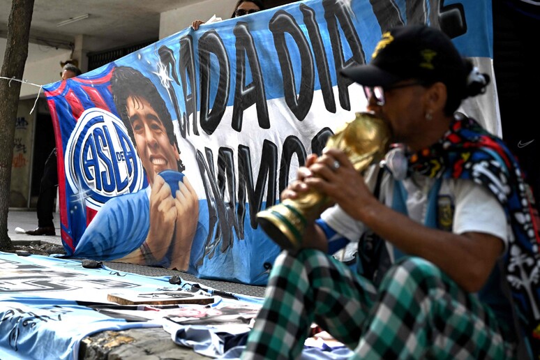 Striscione su Maradona all 'esterno del tribunale a Buenos Aires © ANSA/AFP