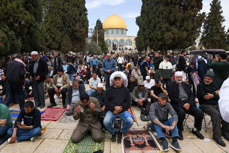 Ramadan, 80mila palestinesi pregano pacificamente ad Al-Aqsa © ANSA/AFP