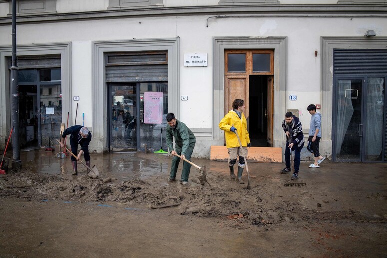 Maltempo in Toscana, a Sesto Fiorentino si spala il fango © ANSA/AFP