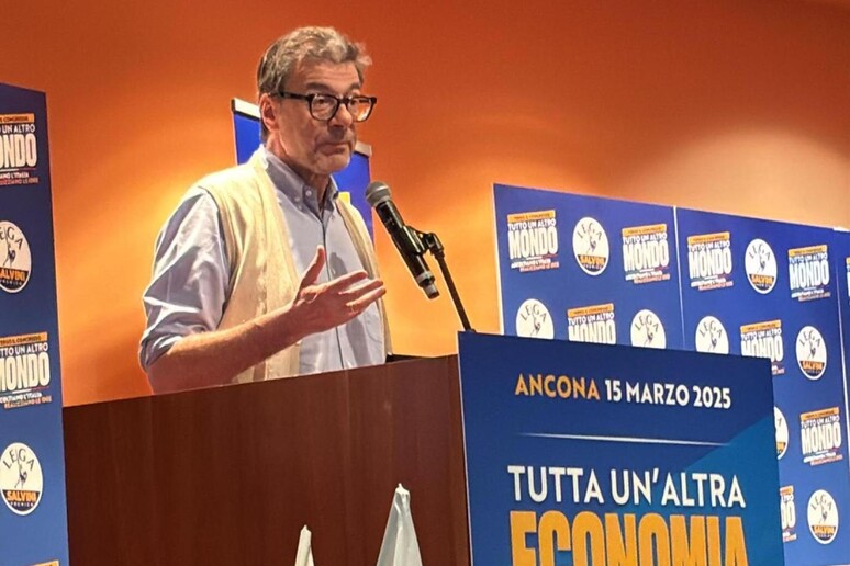 Giorgetti all 'evento della Lega ad Ancona - RIPRODUZIONE RISERVATA