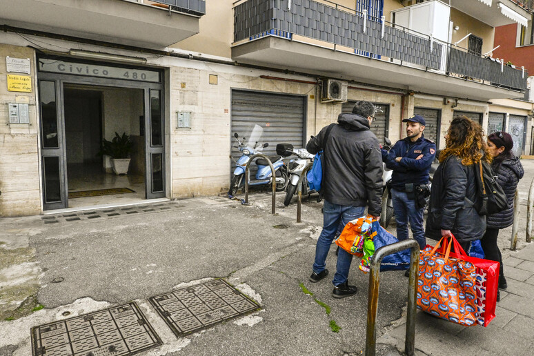 Sgomberato palazzo nella zona dei Campi Flegrei © ANSA/CIRO FUSCO