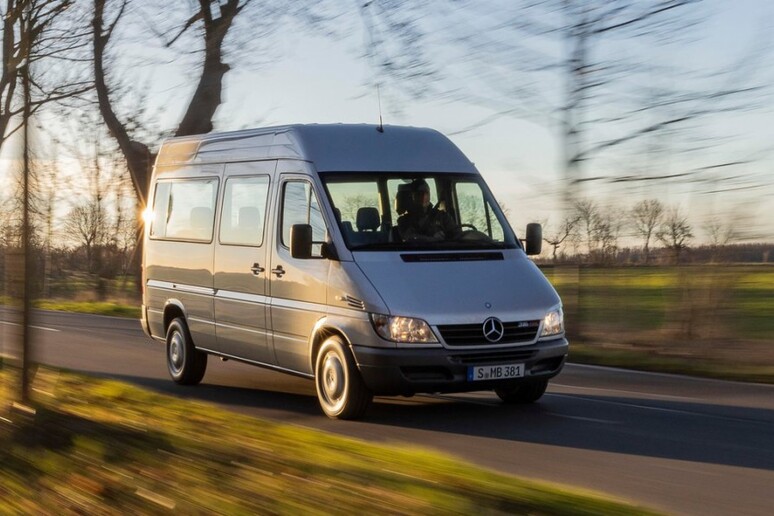 Mercedes, lo Sprinter compie 30 anni - RIPRODUZIONE RISERVATA