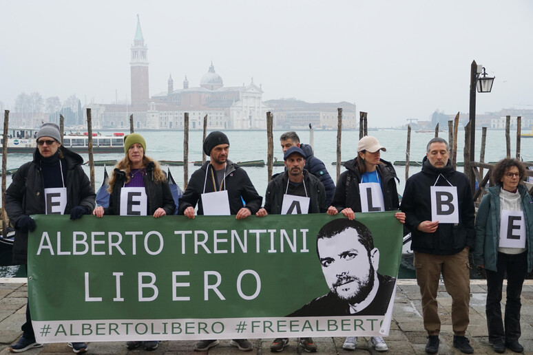 Alcuni partecipanti al flash mob per la liberazione di Alberto Trentini - RIPRODUZIONE RISERVATA