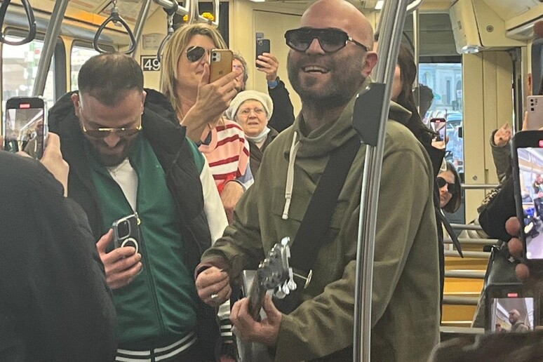 Giuliano Sangiorgi canta  'Mentre tutto scorre ' in tram a Milano - RIPRODUZIONE RISERVATA