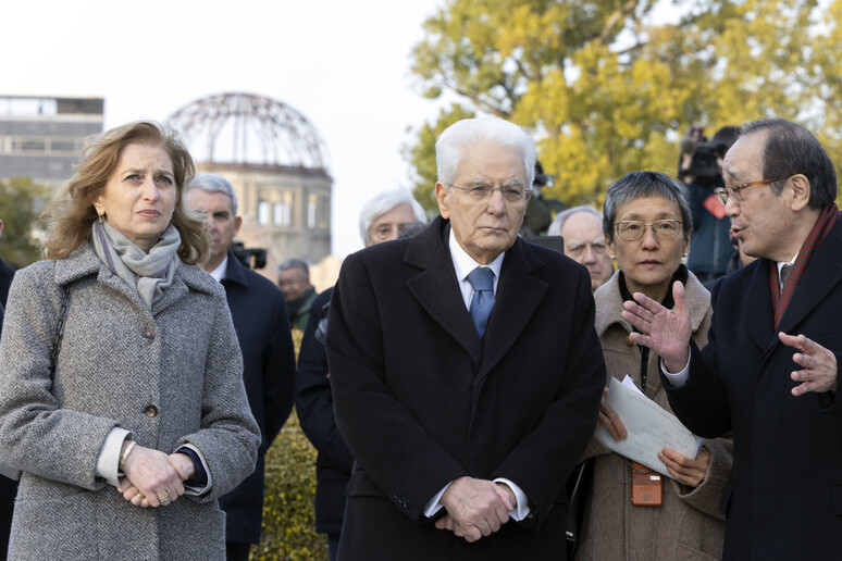 Il Presidente della Repubblica Sergio Mattarella al Memoriale della Pace di Hiroshima - RIPRODUZIONE RISERVATA