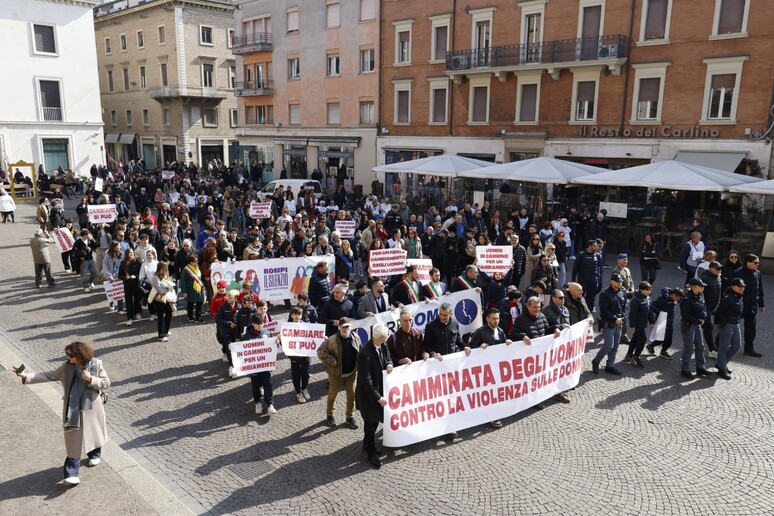 - RIPRODUZIONE RISERVATA