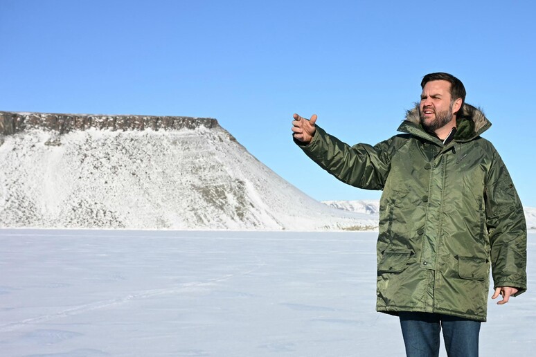 US Vice President JD Vance tours the US military 's Pituffik Space Base in Greenland © ANSA/AFP