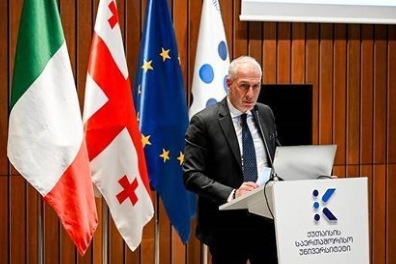 - RIPRODUZIONE RISERVATA