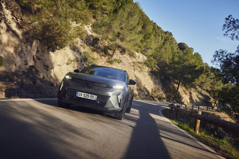 Scenic E-Tech Electric, il piacere di viaggiare in elettrico - RIPRODUZIONE RISERVATA