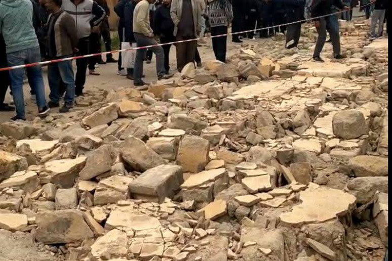 Il muro crollato della scuola secondaria di Mezzouna - RIPRODUZIONE RISERVATA