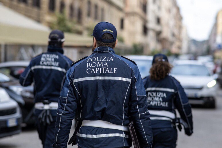 Abusivismo, a Roma Polizia Locale sequestra 17mila articoli - RIPRODUZIONE RISERVATA