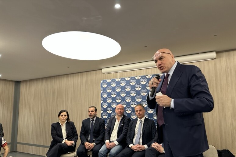 - RIPRODUZIONE RISERVATA